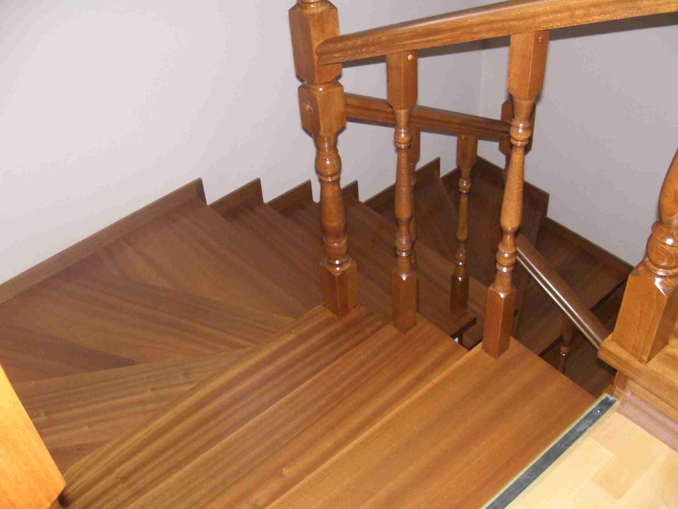 Консольная лестница с компримированными ступенями из фанеры в Уфе