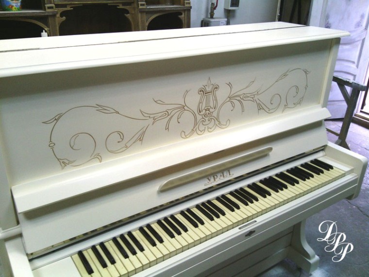 Покрасила свое темное старое пианино в белый цвет. Жалею, что не сделала этого раньше
