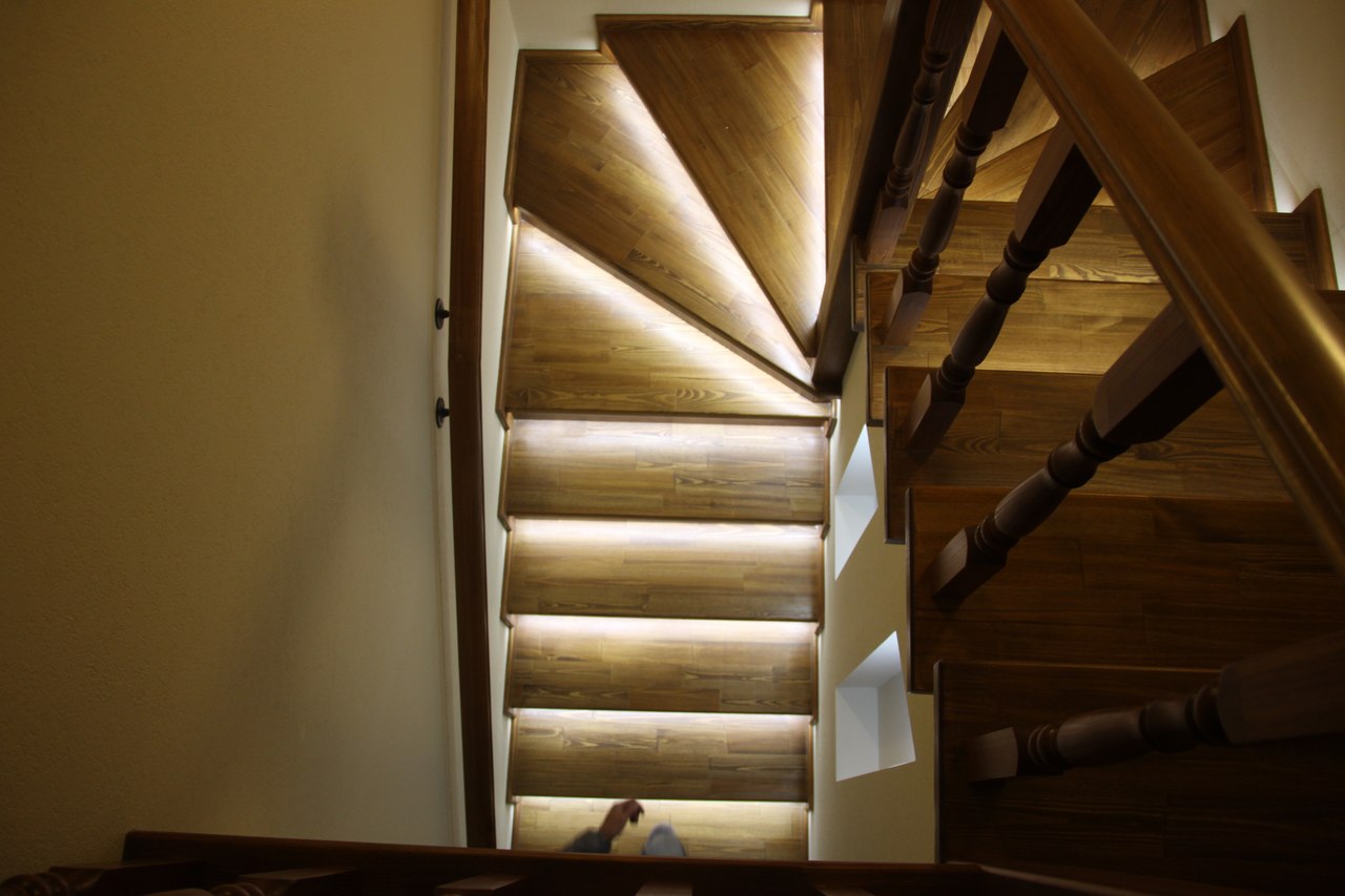 Подсветка забежной лестницы