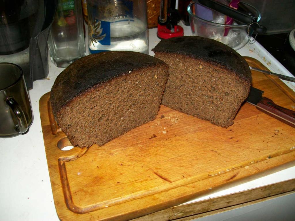 Хлеб с кориандром. Хлеб Бородинский нарезной. Бородинский хлеб Пятерочка. Испорченный хлеб.