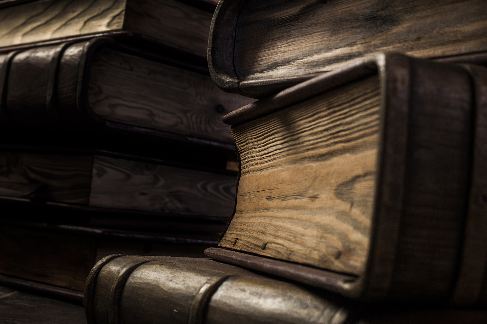 Деревянный книжный столик